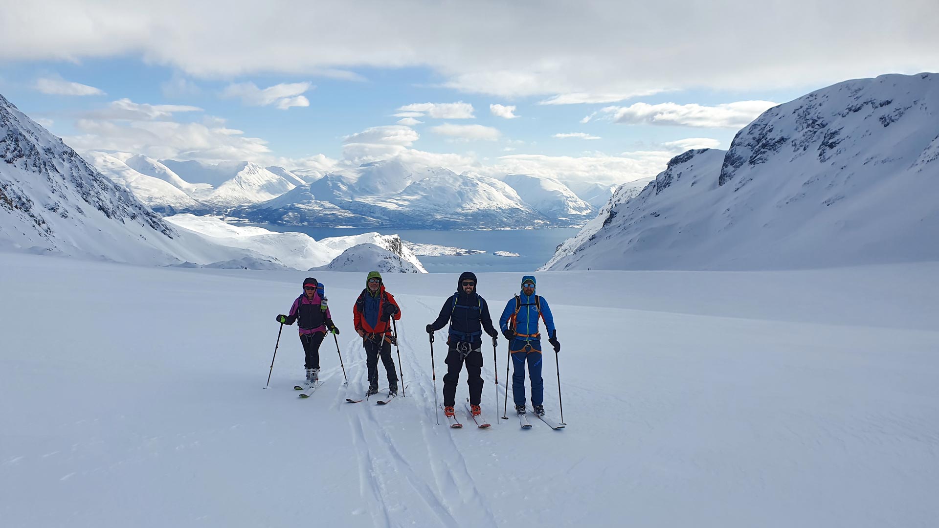 Escursione di scialpinismo in Norvegia sui pendii delle Alpi di Lyngen affacciati sui fiordi artici.