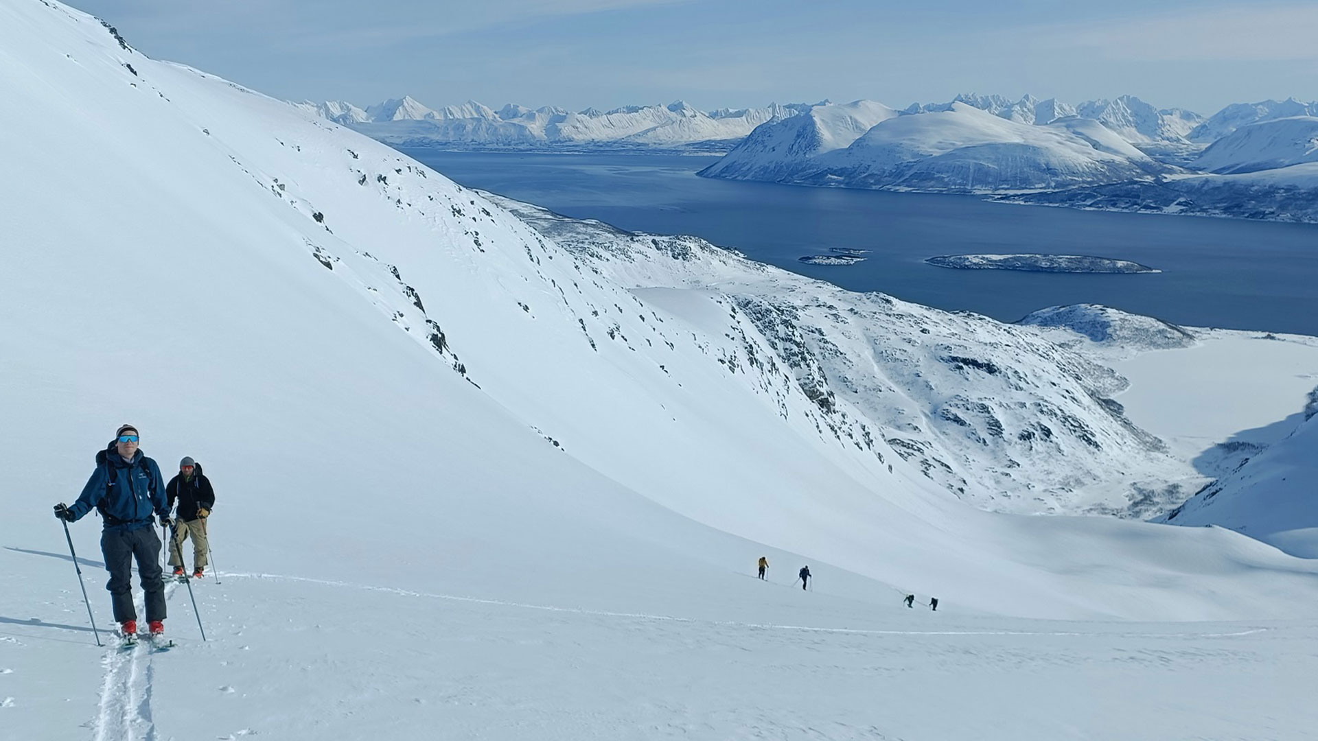 Escursione di scialpinismo in Norvegia sui pendii delle Alpi di Lyngen affacciati sui fiordi artici.