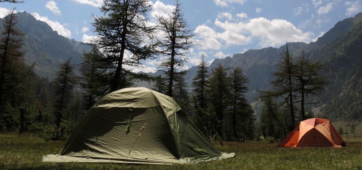 Trekking, ciaspole, alpinismo: dormire durante un'escursione