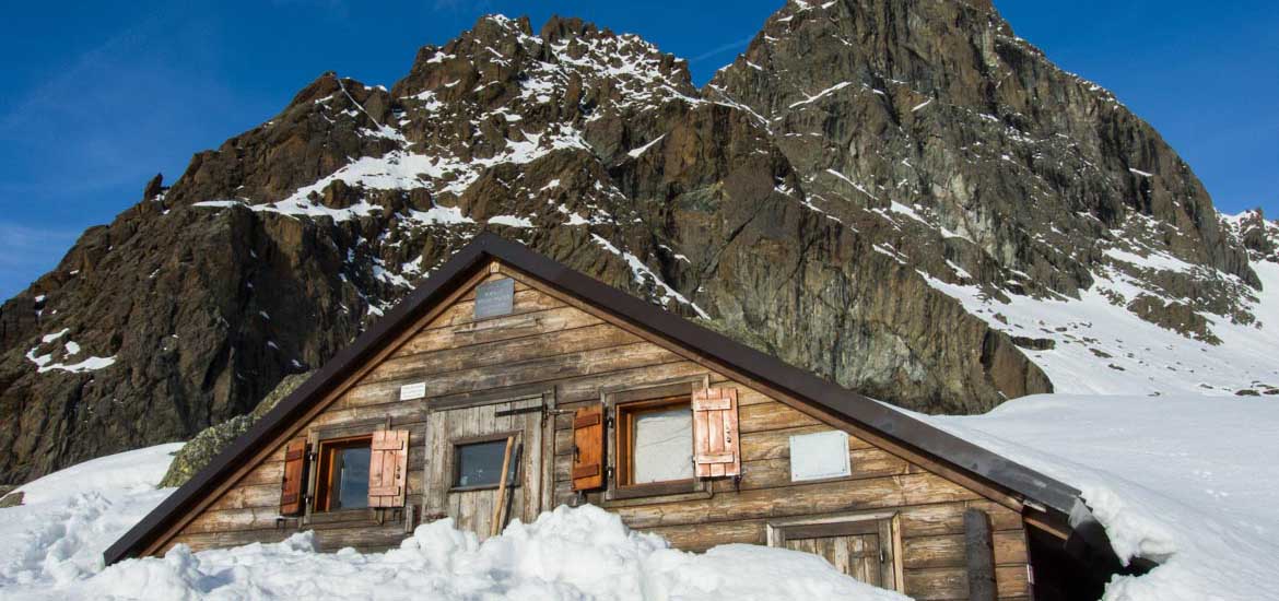 Trekking, ciaspole, alpinismo: dormire durante un'escursione