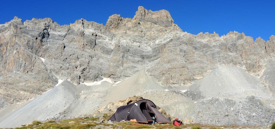 Trekking, ciaspole, alpinismo: dormire durante un'escursione