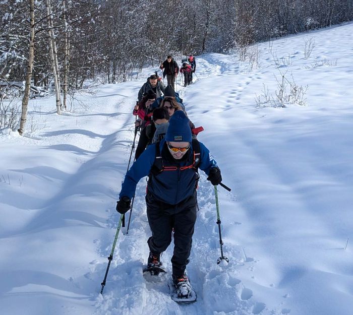 Trekking invernale: vivere la montagna quando cambia ritmo