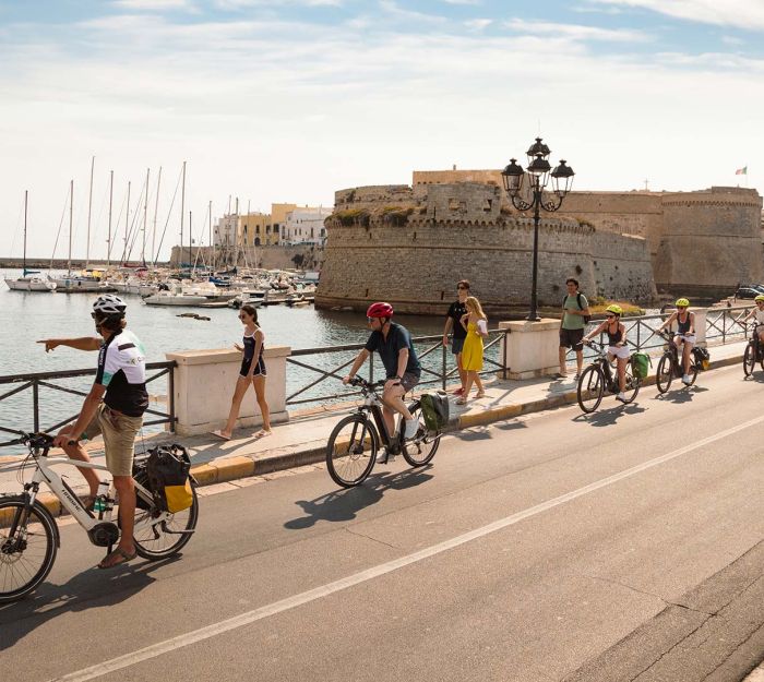 Salento in e-bike: il ritmo lento tra mare, borghi e natura